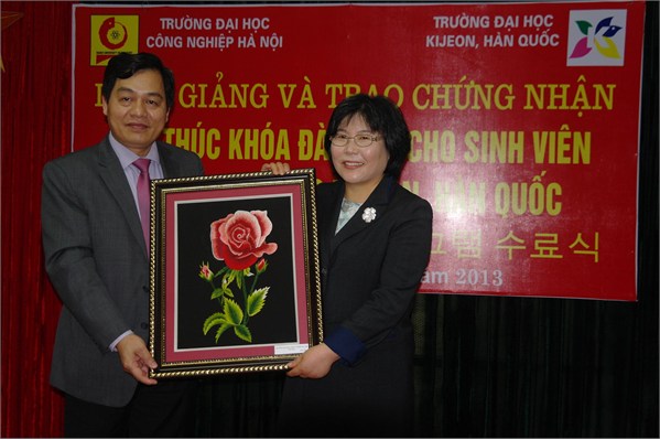 Lễ bế giảng và trao chứng nhận “ Kết thúc khóa đào tạo cho sinh viên trường đại học KIJEON, Hàn Quốc” tại trường Đại học Công nghiệp Hà Nội.