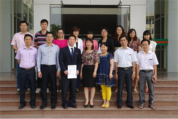 Bế giảng và trao chứng nhận cho 2 giáo viên và 8 nghiên cức sinh sang thăm và học tập tại trường Đại học Công nghiệp Hà Nội.