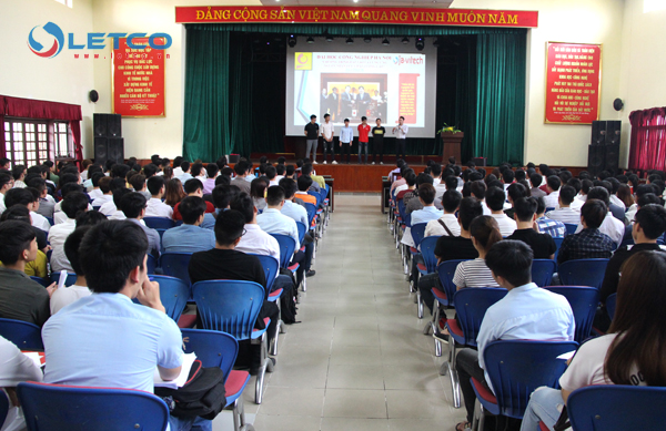 sinh vien hao hung dang ky tham gia chuong trinh ja vitech