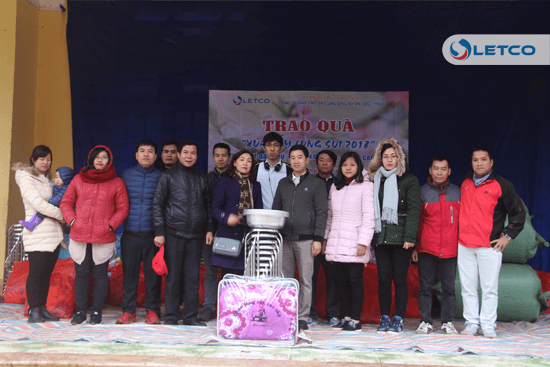 Trao quà “Xuân ấm Lùng Sui 2018”