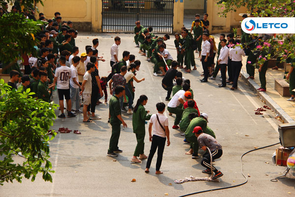 Du học sinh Nhật Bản, Hàn Quốc sôi nổi thi kéo co