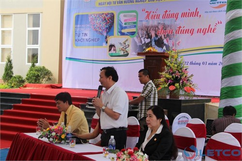 giam doc bui kim son noi chuyen voi hssv quang binh trong ngay hoi tu van huong nghiep