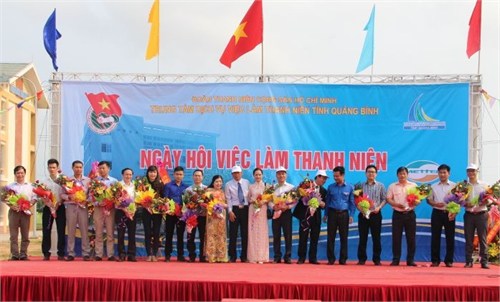 giam doc bui kim son noi chuyen voi hssv quang binh trong ngay hoi tu van huong nghiep