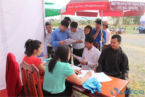 giam doc bui kim son noi chuyen voi hssv quang binh trong ngay hoi tu van huong nghiep