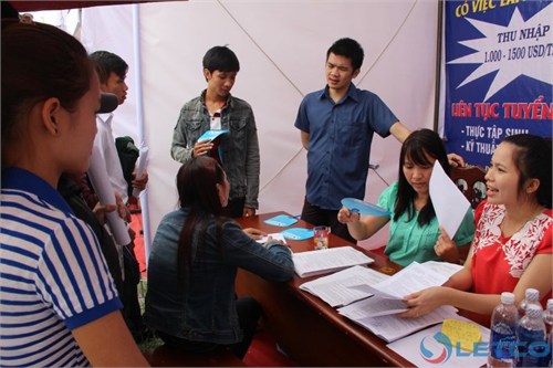 giam doc bui kim son noi chuyen voi hssv quang binh trong ngay hoi tu van huong nghiep