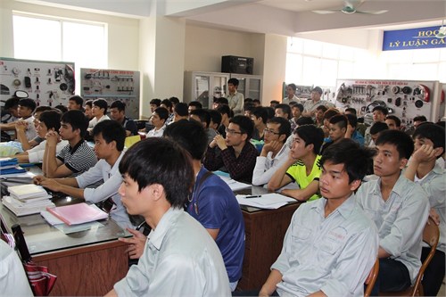 giam doc bui kim son noi chuyen voi hssv khoa cong nghe o to