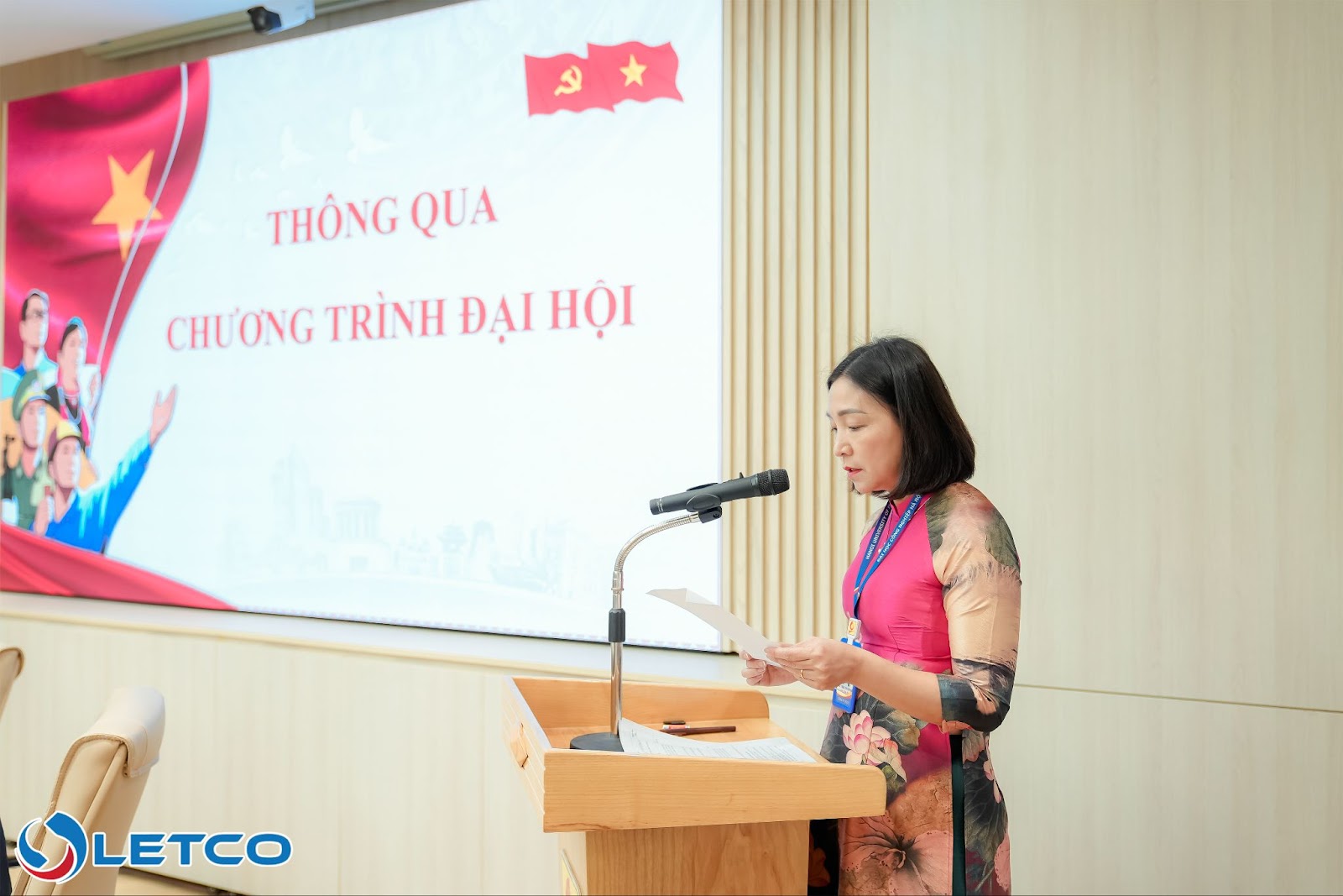 Đồng chí Trần Thị Thu Hà - Phó bí thư Chi bộ thông qua chương trình Đại hội.