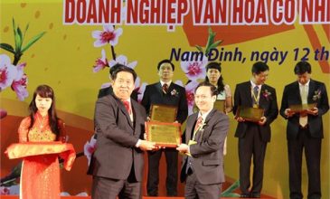 Đón nhận danh hiệu “Doanh nhân Văn hóa vì sự nghiệp xây dựng và phát triển đất nước – Doanh nghiệp Văn hóa có nhiều đóng góp cho xã hội”